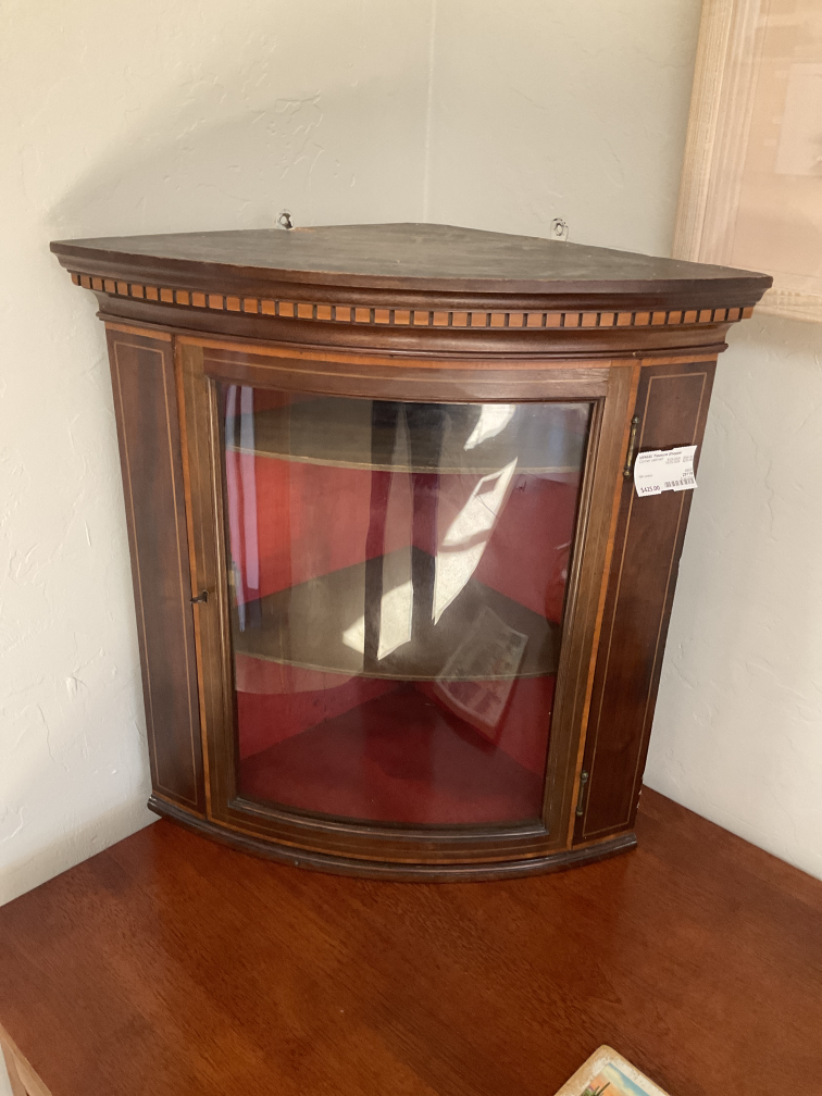 Corner cabinet