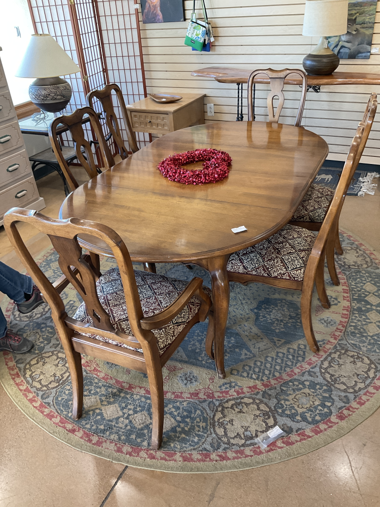 Table/Chairs